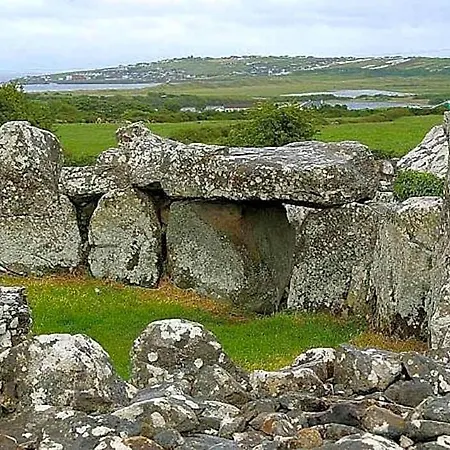 The Benwiskin Centre * Ballaghnatrillick